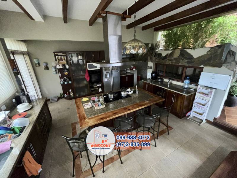 C1299 AMPLIA CASA CON ÁREA VERDE EN VENTA